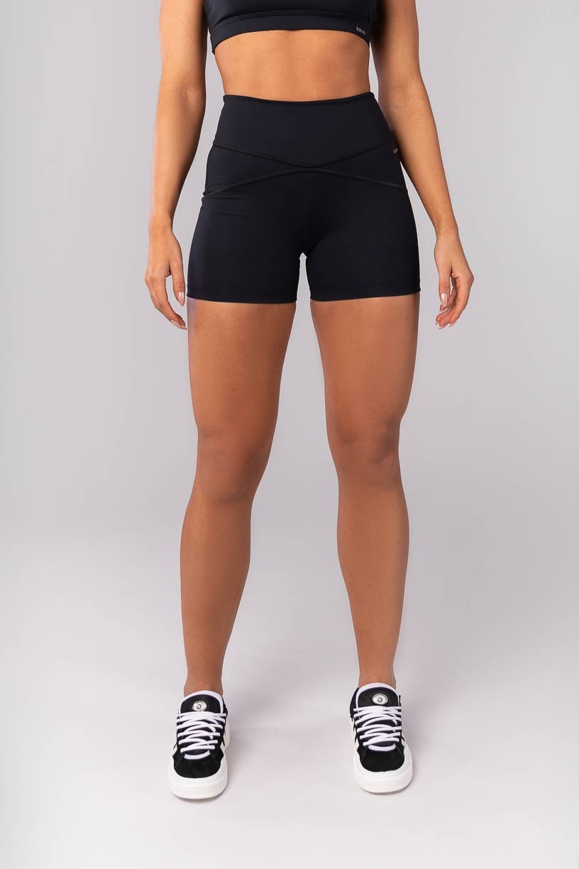 K4136-A_Short_com_Recortes_no_Quadril_Preto__Ref:_K4136-A