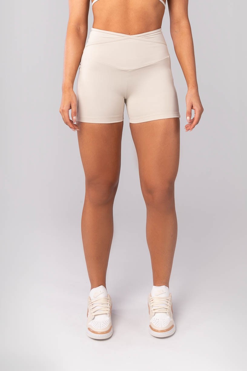 K4150-A_Short_com_Bolsos_e_Chapado_Cruzado_na_Cintura_Bege__Ref:_K4150-A
