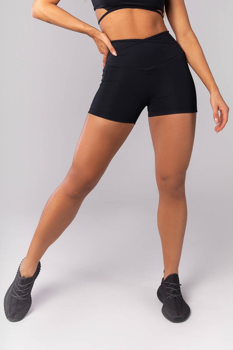 K4150-B_Short_com_Bolsos_e_Chapado_Cruzado_na_Cintura_Preto__Ref:_K4150-B