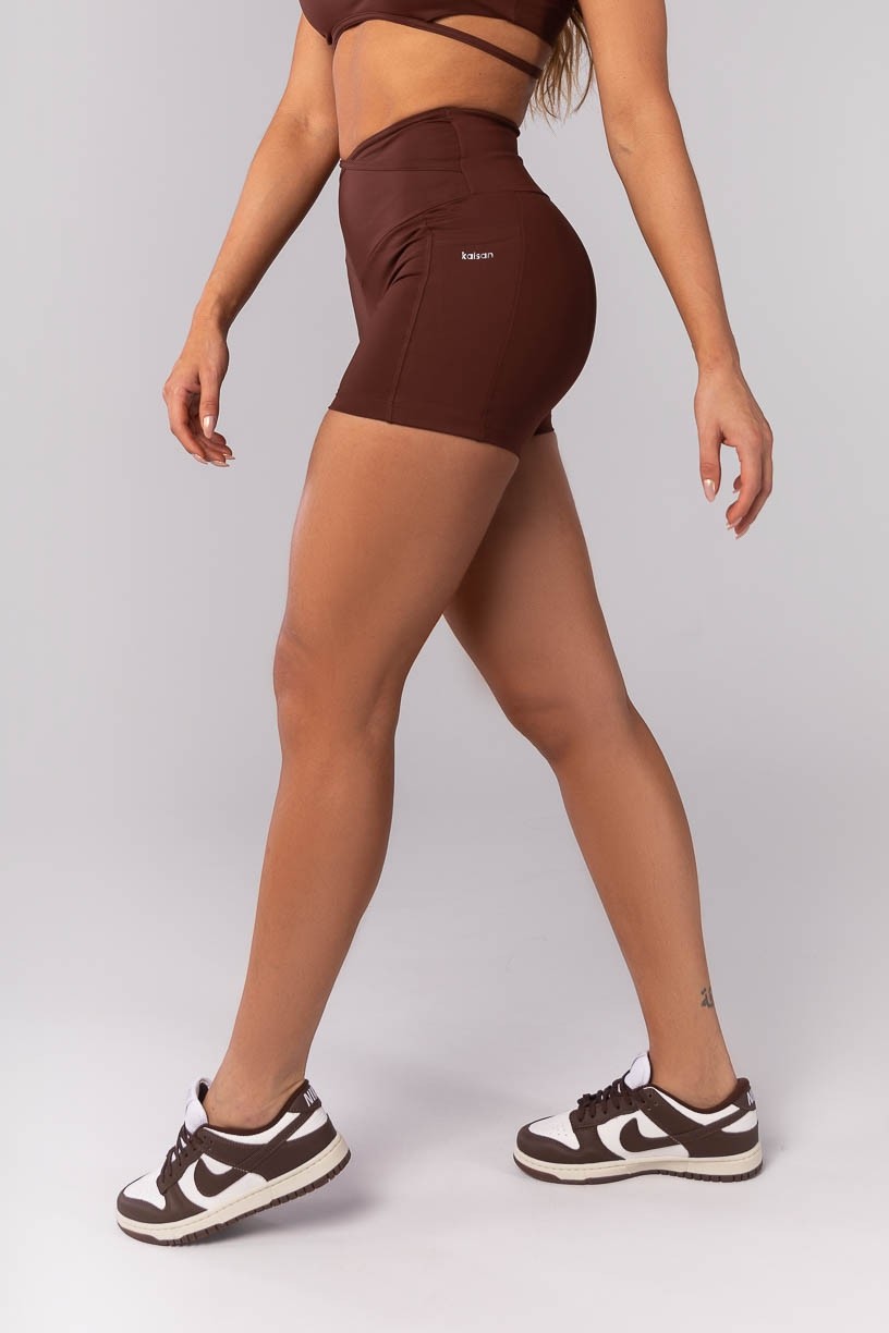 K4150-C_Short_com_Bolsos_e_Chapado_Cruzado_na_Cintura_Marrom__Ref:_K4150-C
