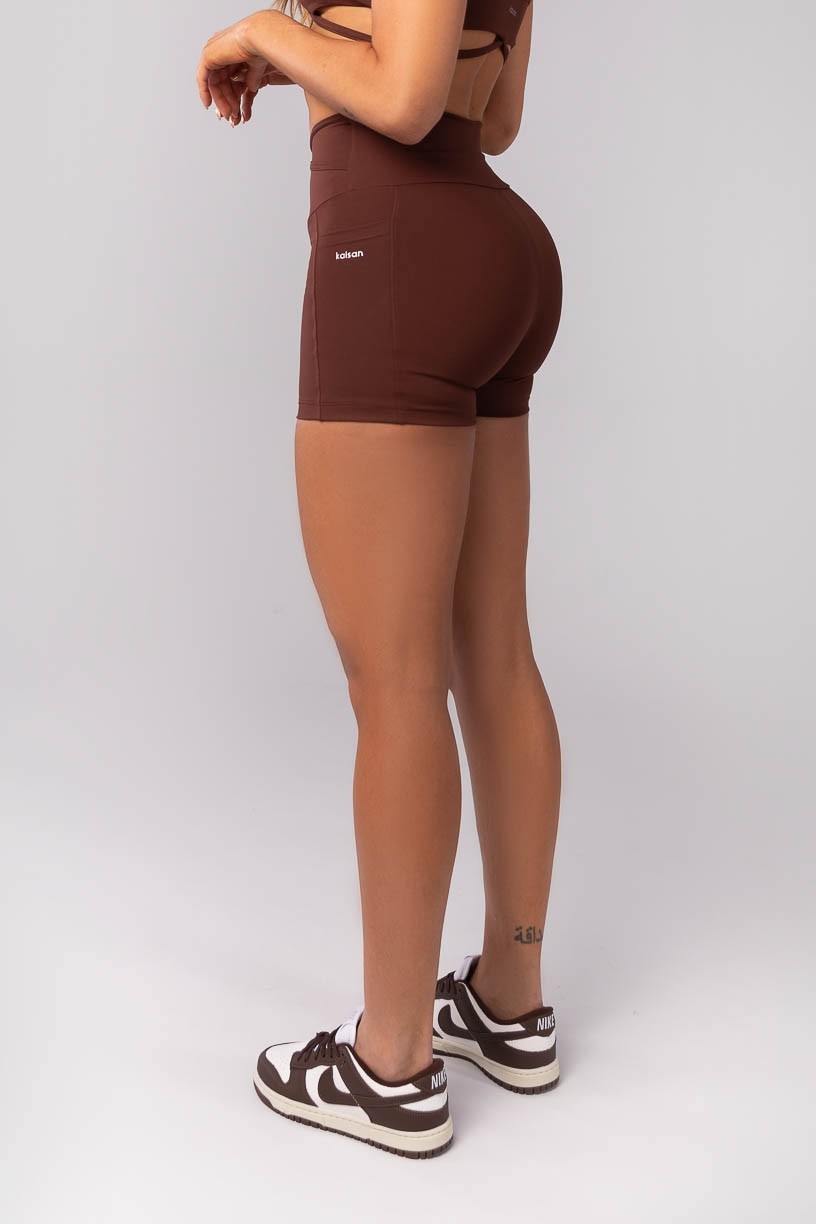 K4150-C_Short_com_Bolsos_e_Chapado_Cruzado_na_Cintura_Marrom__Ref:_K4150-C
