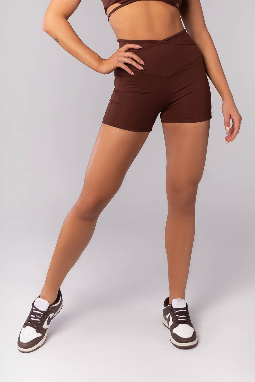 K4150-C_Short_com_Bolsos_e_Chapado_Cruzado_na_Cintura_Marrom__Ref:_K4150-C