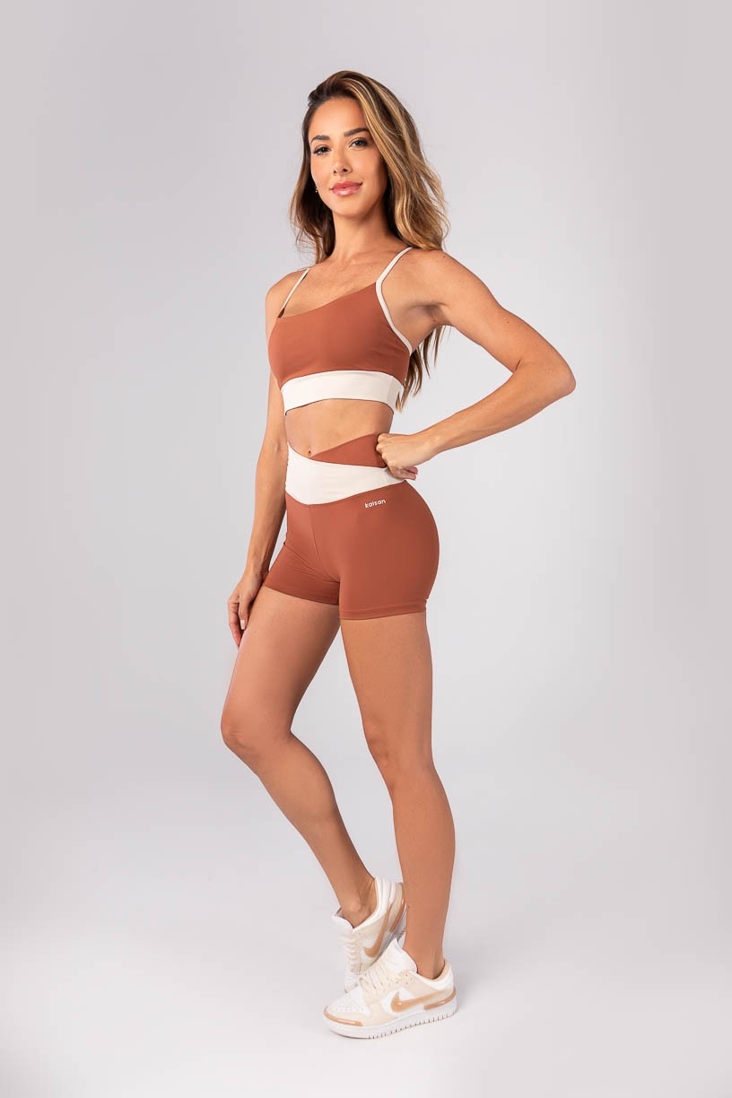 K4174-A_Short_com_Cos_Transpassado_Bicolor_Marrom__Off-White__Ref:_K4174-A