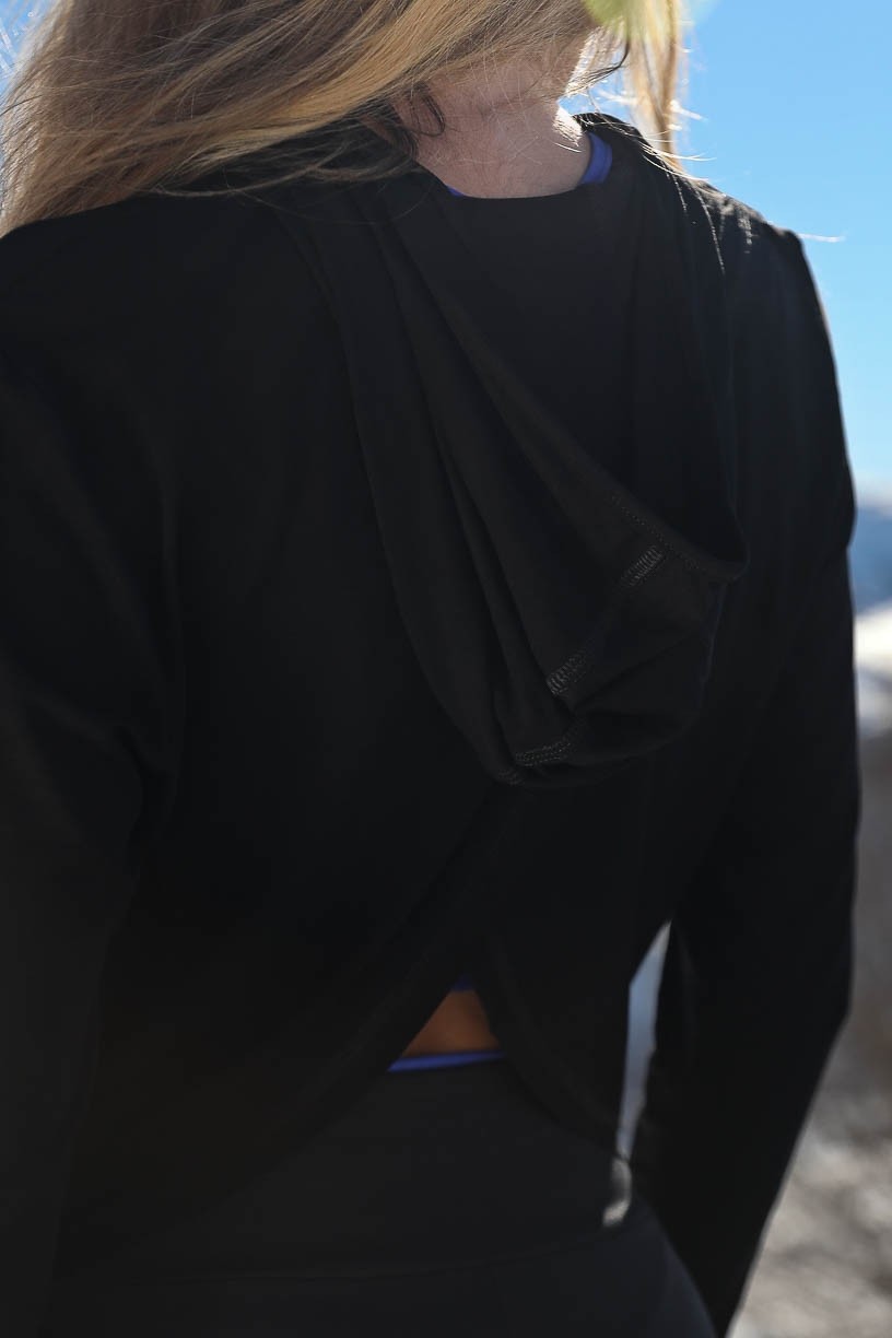 K4226-A_Blusa_com_Capuz_e_Transpasse_nas_Costas_Preto__Ref:_K4226-A