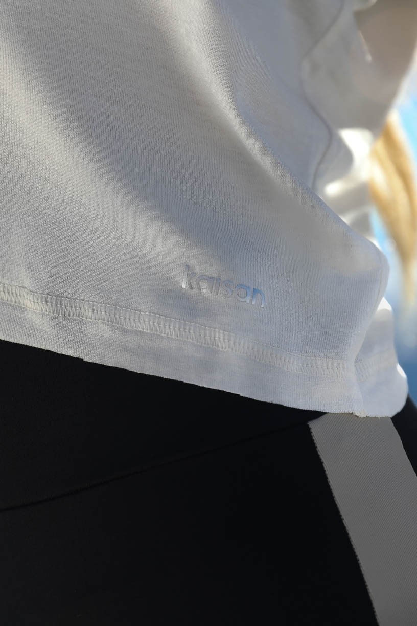 K4226-B_Blusa_com_Capuz_e_Transpasse_nas_Costas_Off-White__Ref:_K4226-B