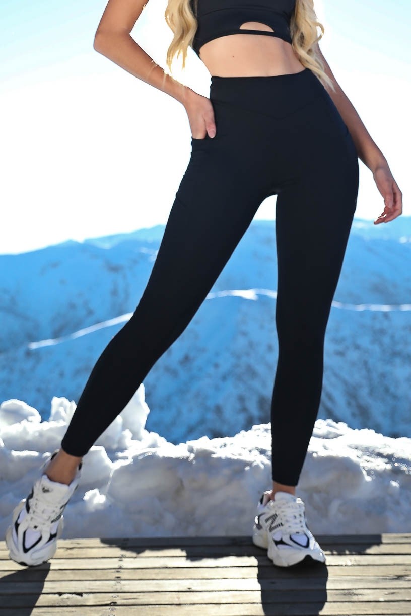 K4203-A_Calca_Legging_com_Cos_em_V_e_Bolsos_Laterais_Preto__Ref:_K4203-A