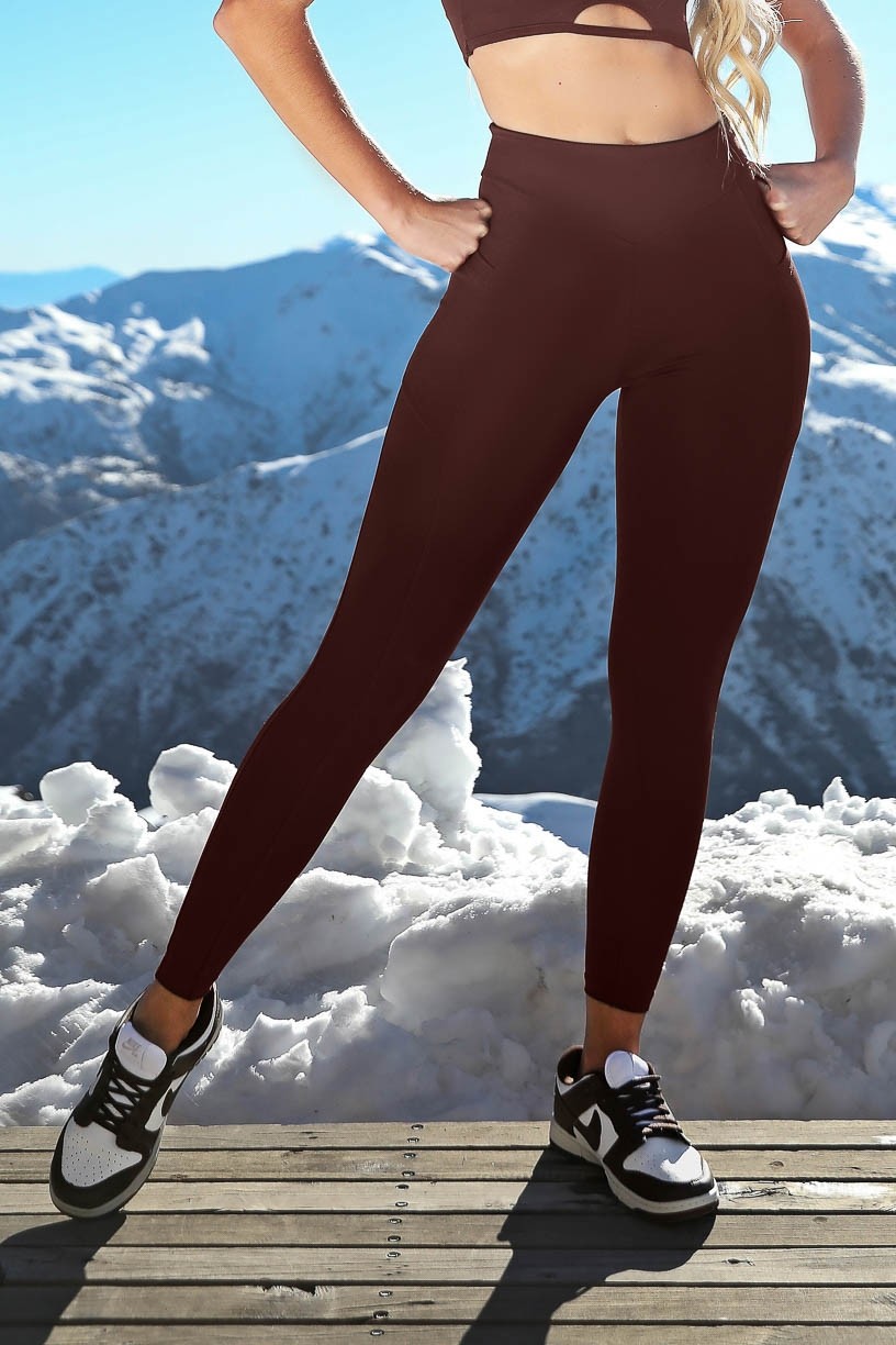 K4203-C_Calca_Legging_com_Cos_em_V_e_Bolsos_Laterais_Marrom_Escuro__Ref:_K4203-C