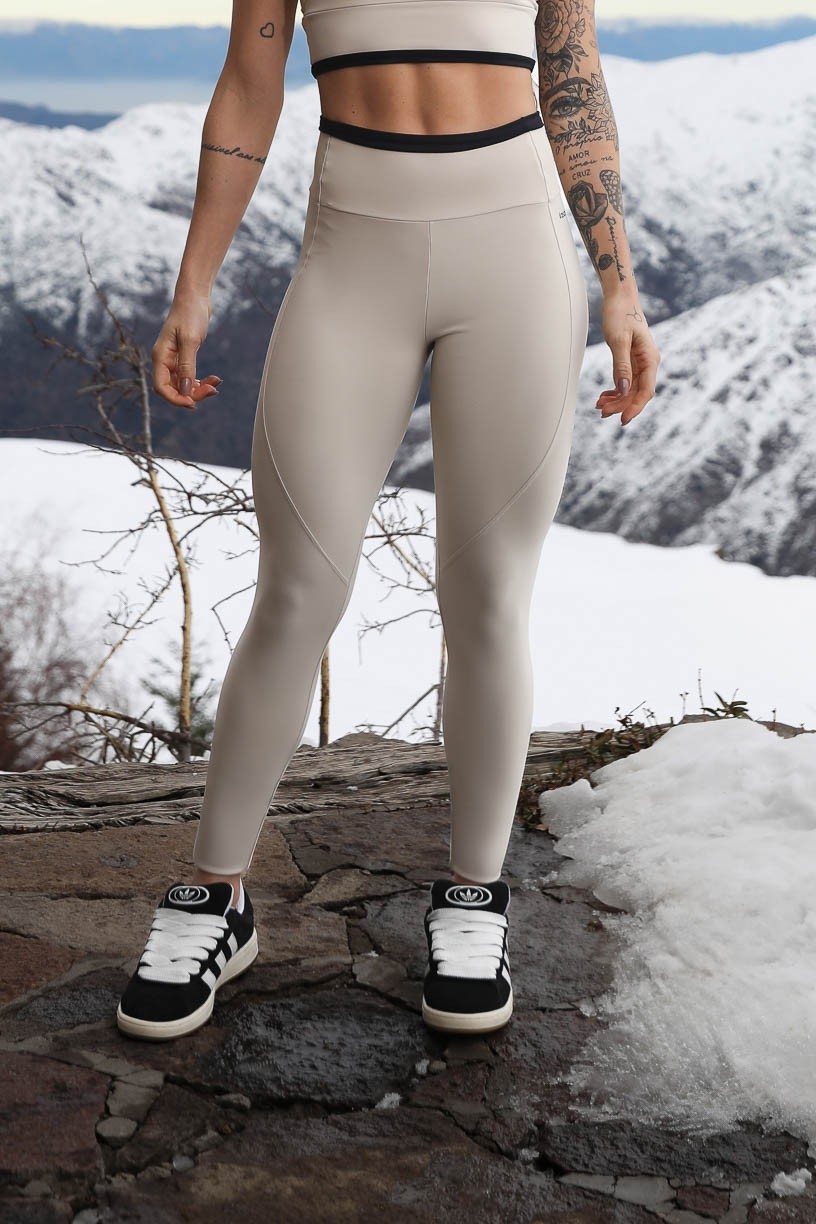 K4274-A_Calca_Legging_com_Recorte_e_Cos_de_Vira_Bege__Preto__Ref:_K4274-A