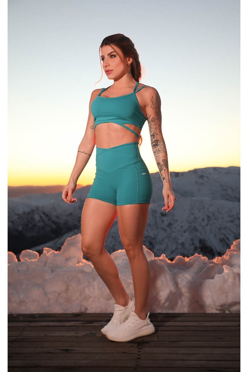 K4150-F_Short_com_Bolsos_e_Chapado_Cruzado_na_Cintura_Verde__Ref:_K4150-F