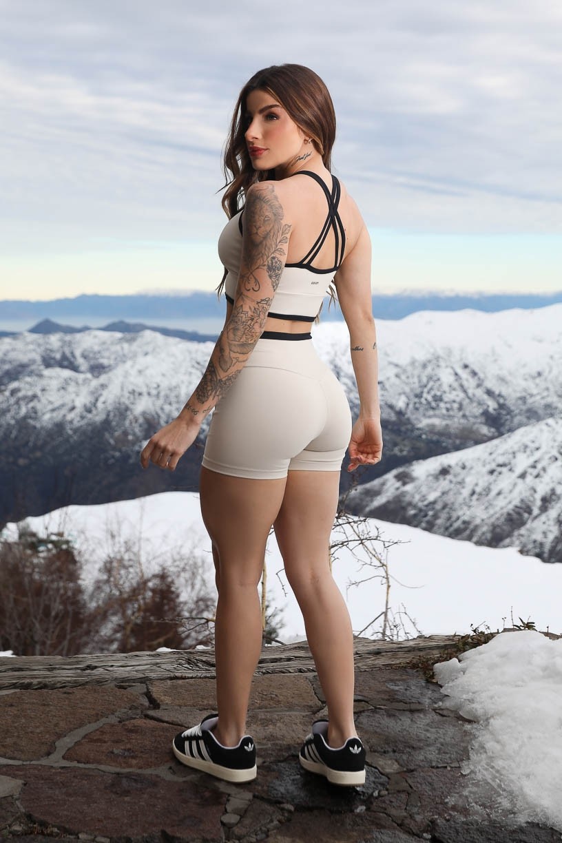 K4275-A_Short_com_Recorte_e_Cos_de_Vira_Bege__Preto__Ref:_K4275-A