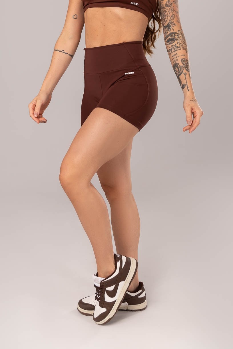 K4082-D_Short_com_Cos_em_V_e_Recortes_Marrom__Ref:_K4082-D