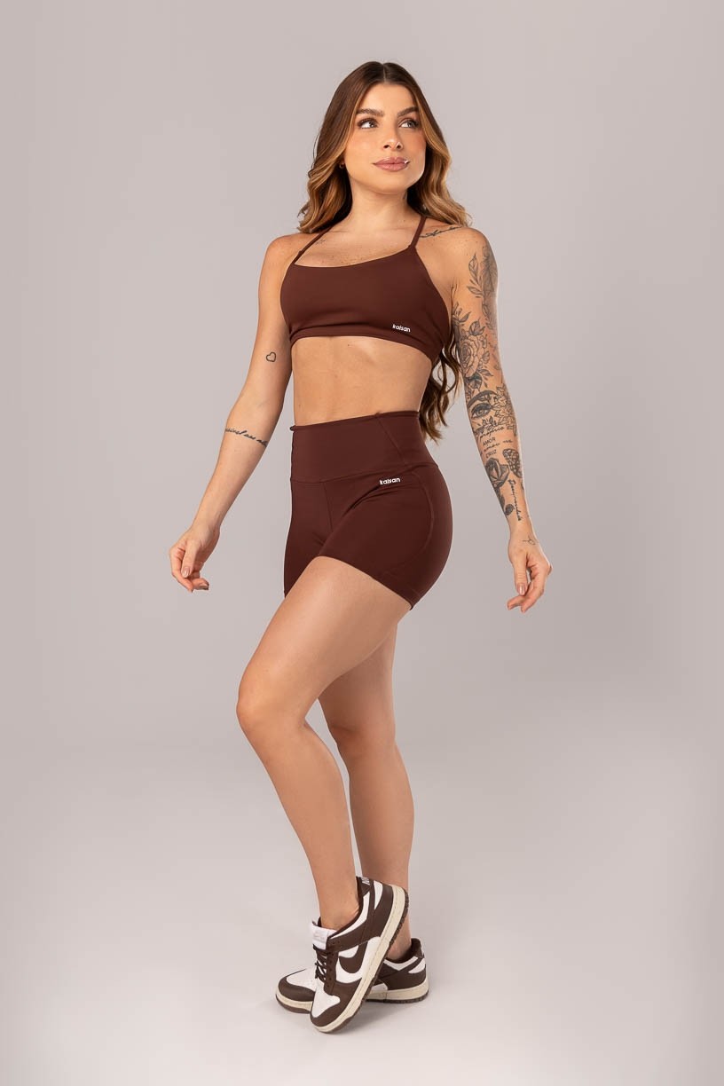 K4082-D_Short_com_Cos_em_V_e_Recortes_Marrom__Ref:_K4082-D