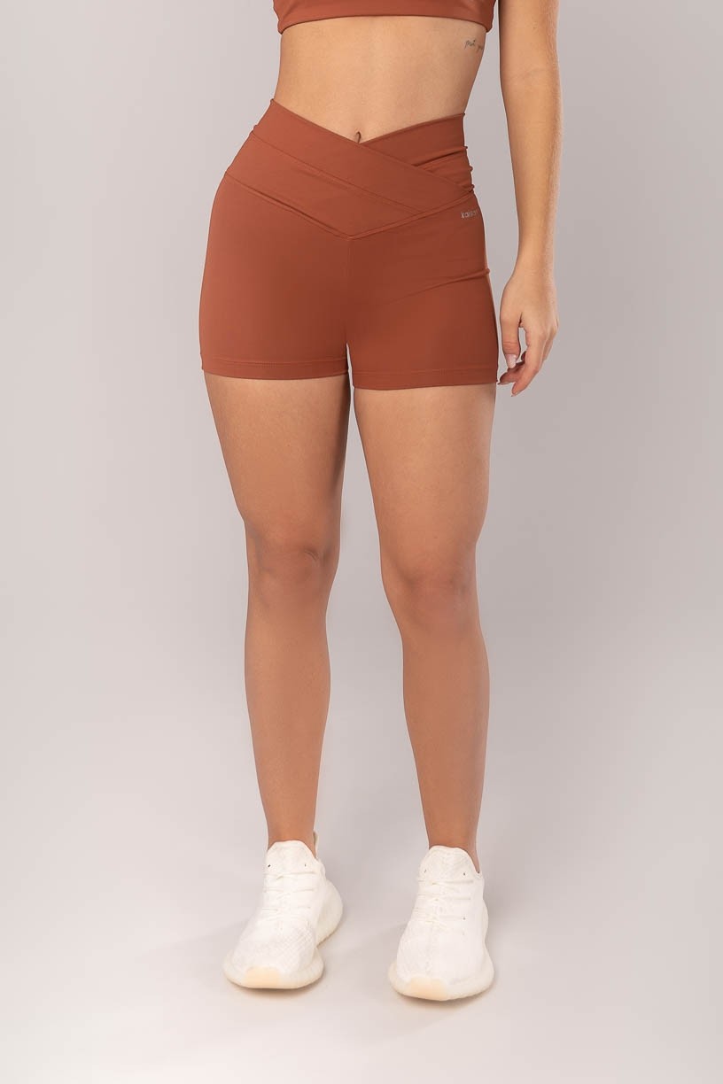 K4043-G_Short_com_Cos_Transpassado_Frente_e_Costas_Marrom__Ref:_K4043-G