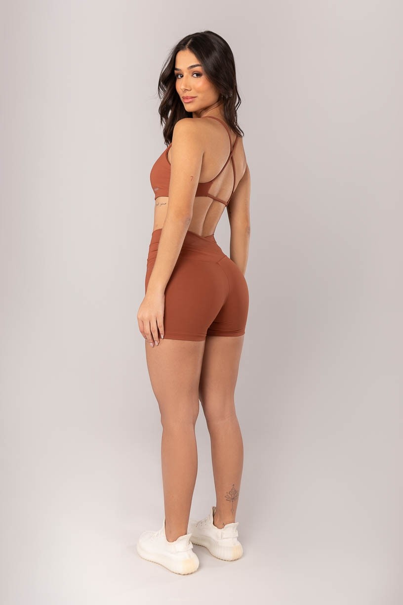 K4043-G_Short_com_Cos_Transpassado_Frente_e_Costas_Marrom__Ref:_K4043-G