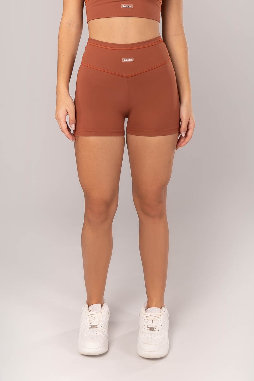 K4322-B_Short_com_Cobertura_no_Cos_e_na_Vira_Marrom__Ref:_K4322-B