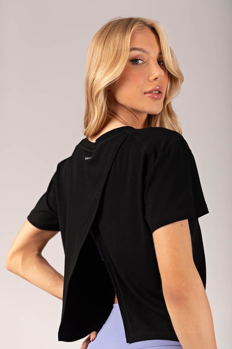 K4377-A_Blusa_com_Abertura_Nas_Costas_Preto__Ref:_K4377-A