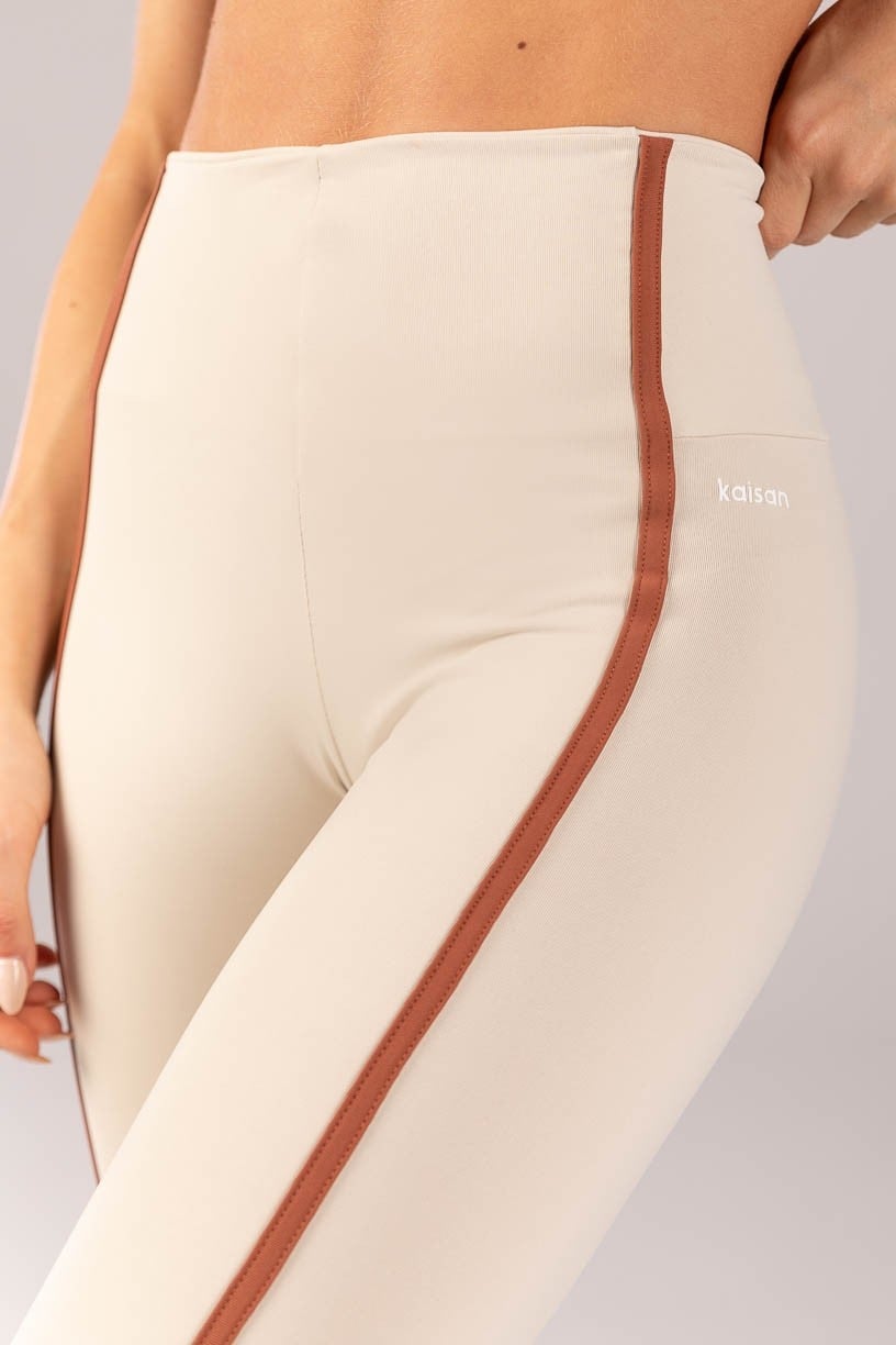 K4355-C_Calca_Legging_com_Chapados_Bege__Marrom__Ref:_K4355-C