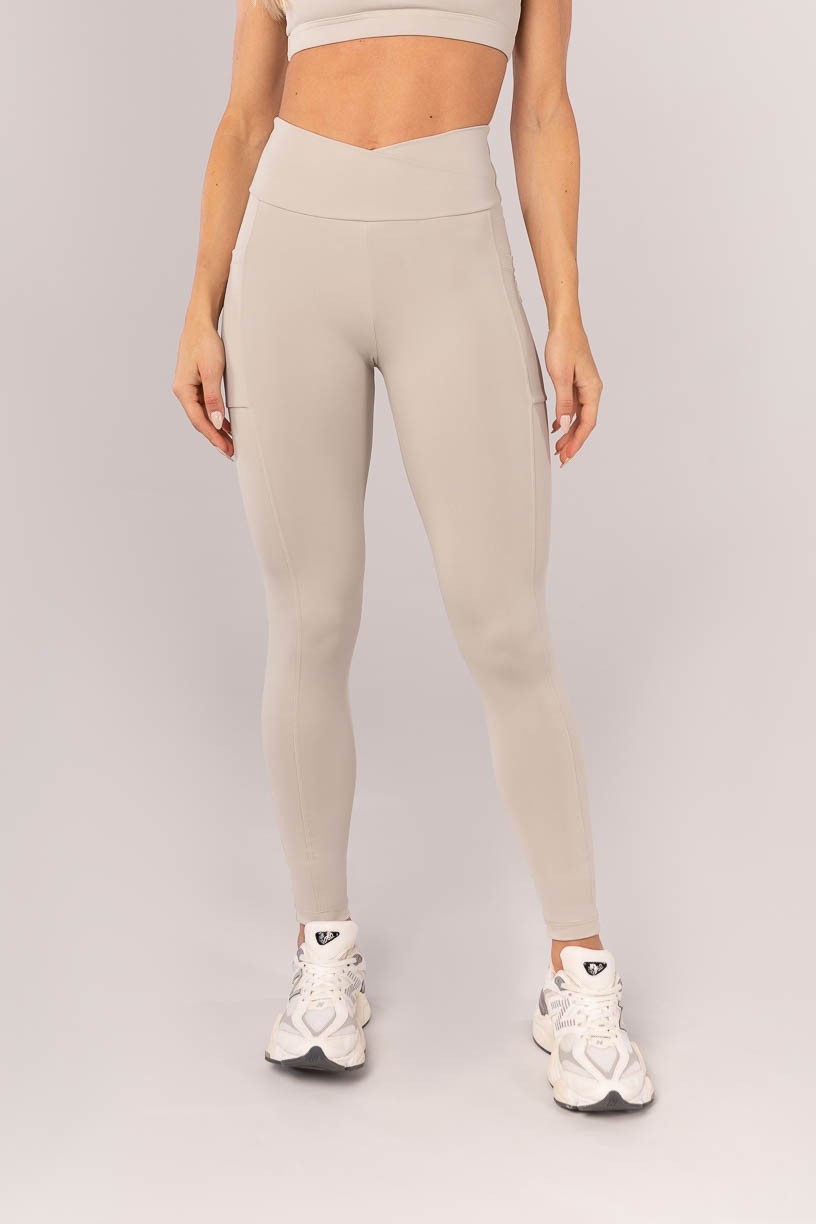 K4360-B_Calca_Legging_com_Cos_Transpassado_e_Bolsos_Bege_Acinzentado__Ref:_K4360-B