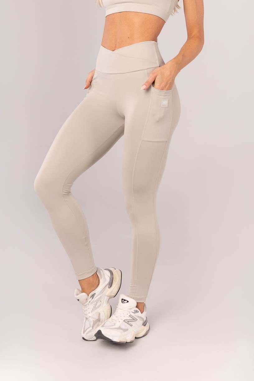 K4360-B_Calca_Legging_com_Cos_Transpassado_e_Bolsos_Bege_Acinzentado__Ref:_K4360-B
