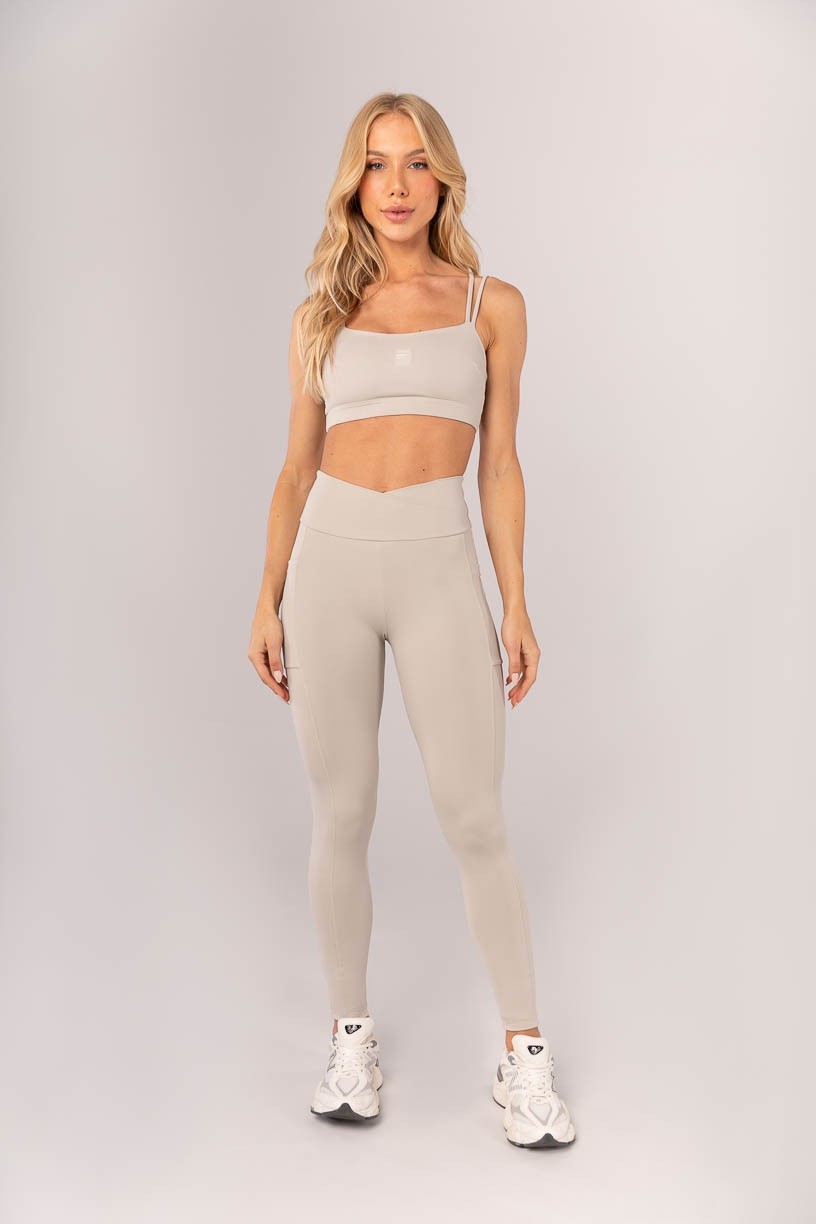 K4360-B_Calca_Legging_com_Cos_Transpassado_e_Bolsos_Bege_Acinzentado__Ref:_K4360-B