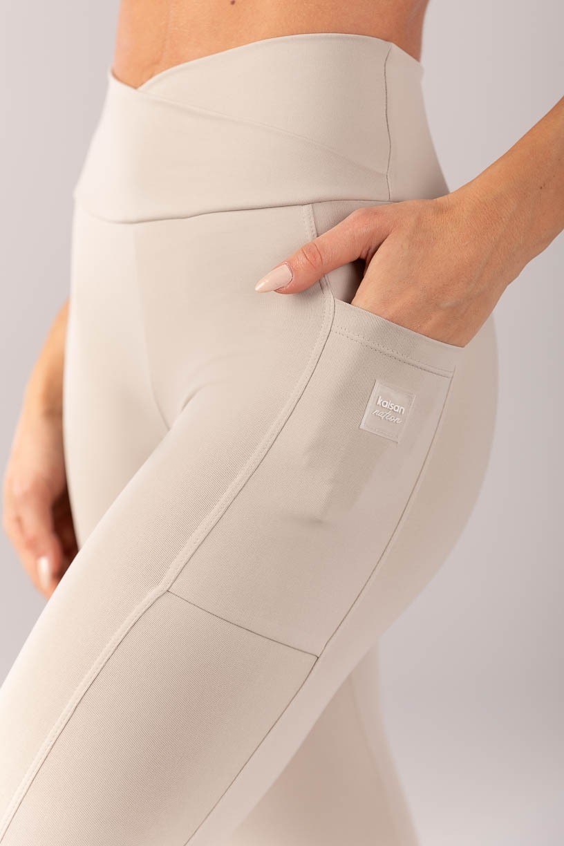 K4360-B_Calca_Legging_com_Cos_Transpassado_e_Bolsos_Bege_Acinzentado__Ref:_K4360-B