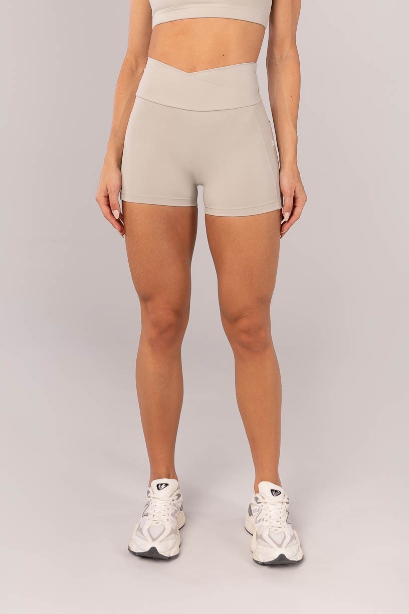 K4361-B_Short_com_Cos_Transpassado_e_Bolsos_Bege_Acinzentado__Ref:_K4361-B