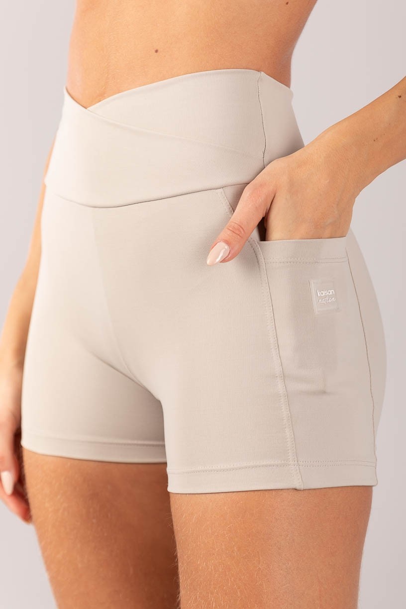 K4361-B_Short_com_Cos_Transpassado_e_Bolsos_Bege_Acinzentado__Ref:_K4361-B