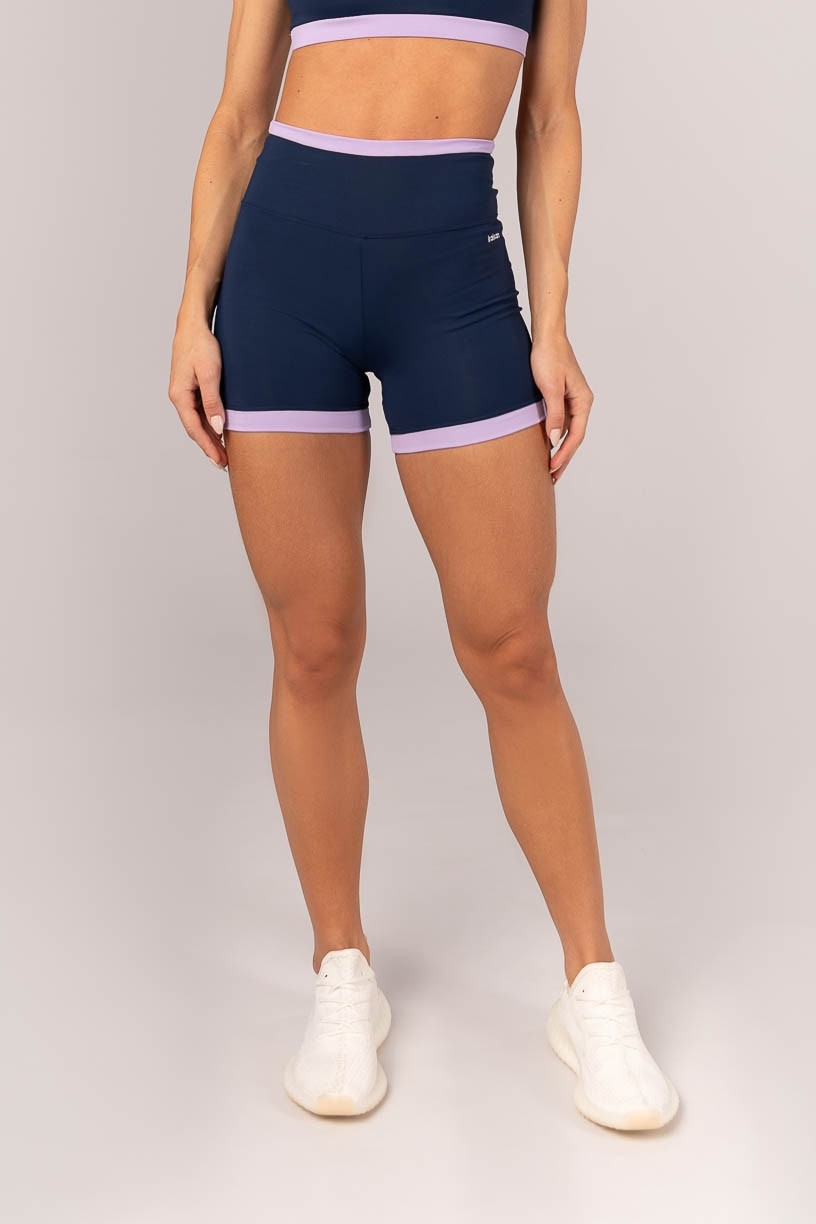 K4366-A_Short_com_Vira_e_Barra_Contrastante_Azul_Marinho__Lilas__Ref:_K4366-A