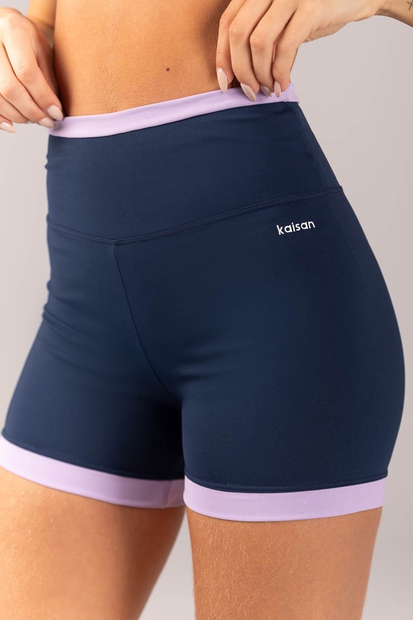 K4366-A_Short_com_Vira_e_Barra_Contrastante_Azul_Marinho__Lilas__Ref:_K4366-A