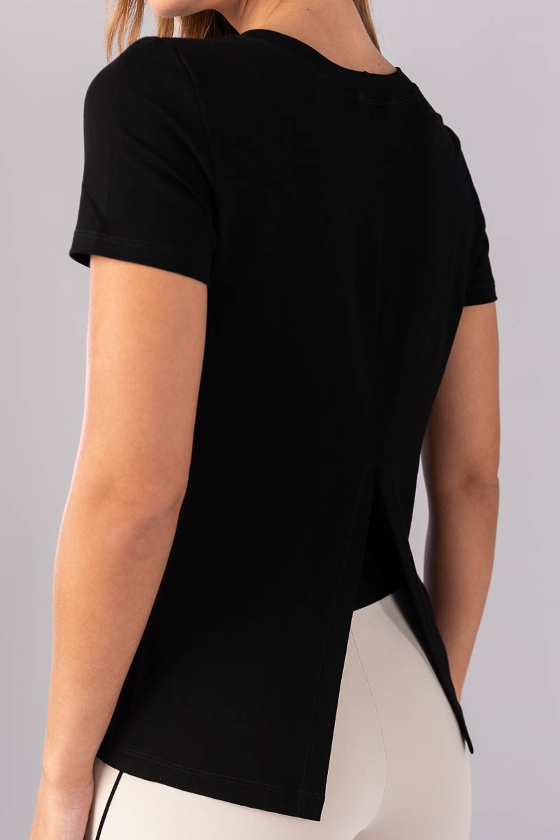 K4410-A_Blusa_com_Fenda_nas_Costas_Preto__Ref:_K4410-A