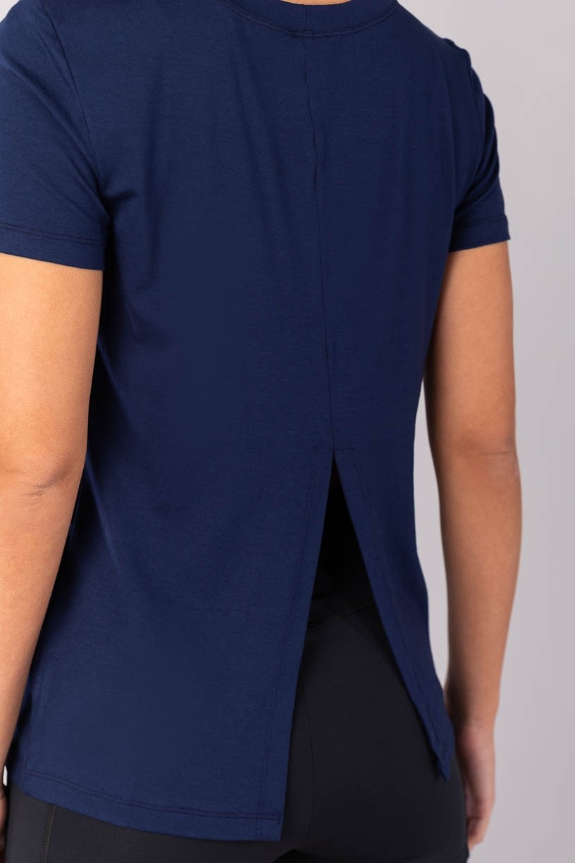 K4410-C_Blusa_com_Fenda_nas_Costas_Azul_Marinho__Ref:_K4410-C