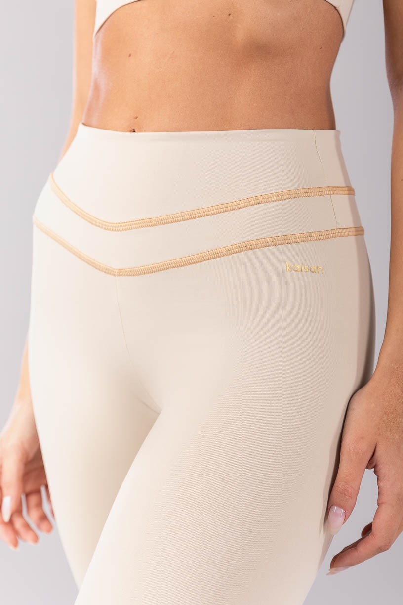 K4390-A_Calca_Legging_com_Cobertura_no_Cos_Bege__Caramelo__Ref:_K4390-A