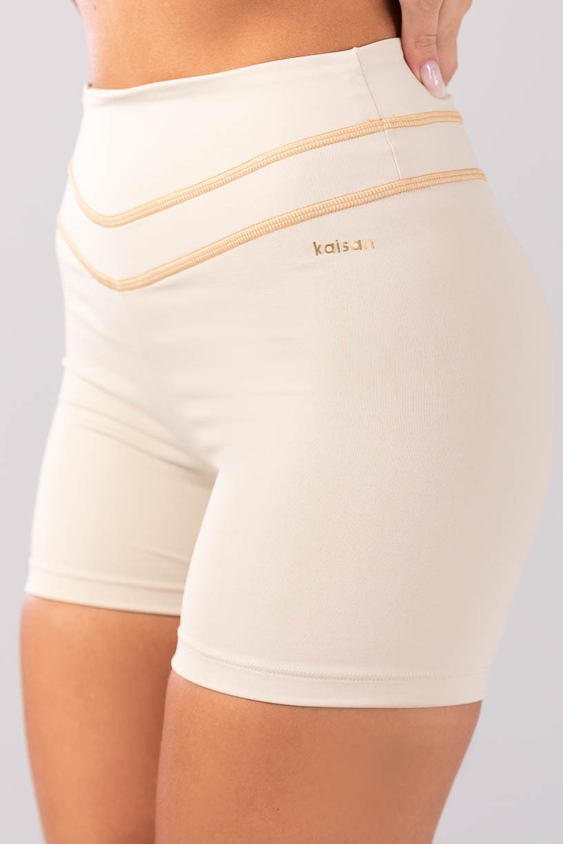 K4391-A_Short_com_Cobertura_no_Cos_Bege__Caramelo__Ref:_K4391-A