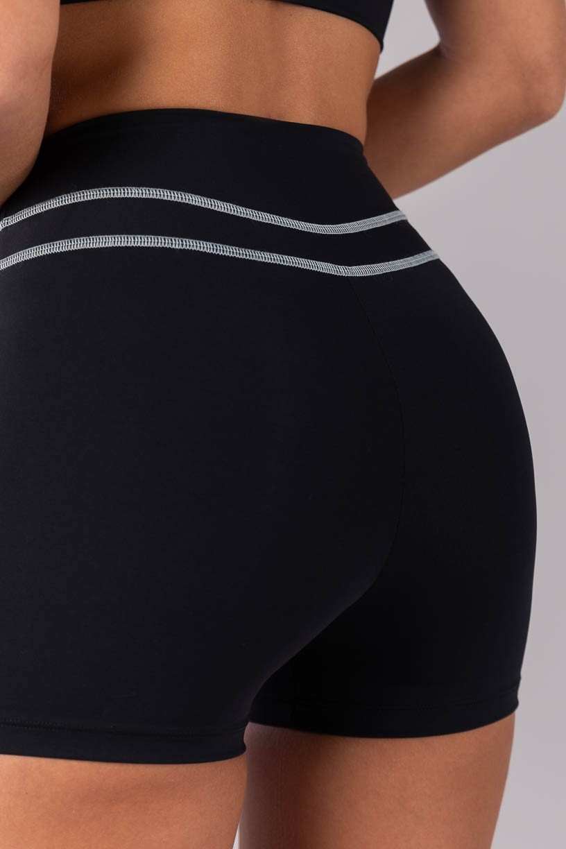 K4391-B_Short_com_Cobertura_no_Cos_Preto__Ref:_K4391-B