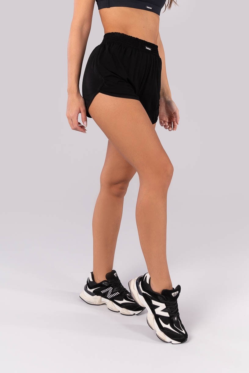K4409-A_Short_Soltinho_com_Detalhe_Na_Barra_Preto__Ref:_K4409-A