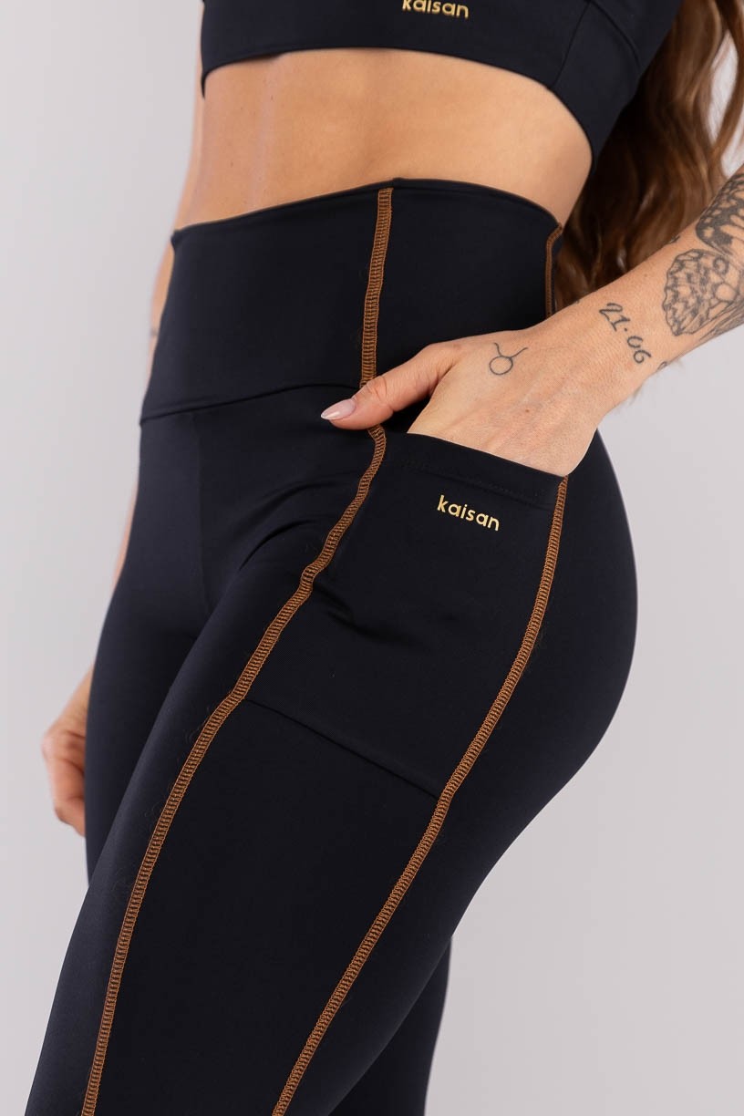 K4434-A_Calca_Legging_com_Bolsos_e_Cobertura_Contrastante_Preto__Ref:_K4434-A