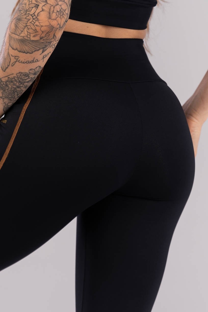 K4434-A_Calca_Legging_com_Bolsos_e_Cobertura_Contrastante_Preto__Ref:_K4434-A