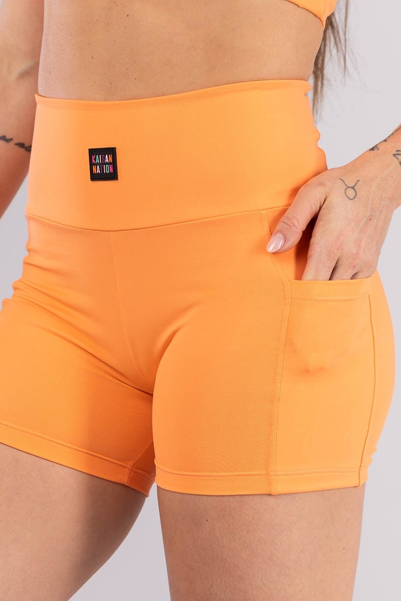 K3872-D_Short_com_Bolso_e_Cos_em_V_nas_Costas_Laranja_Claro__Ref:_K3872-D
