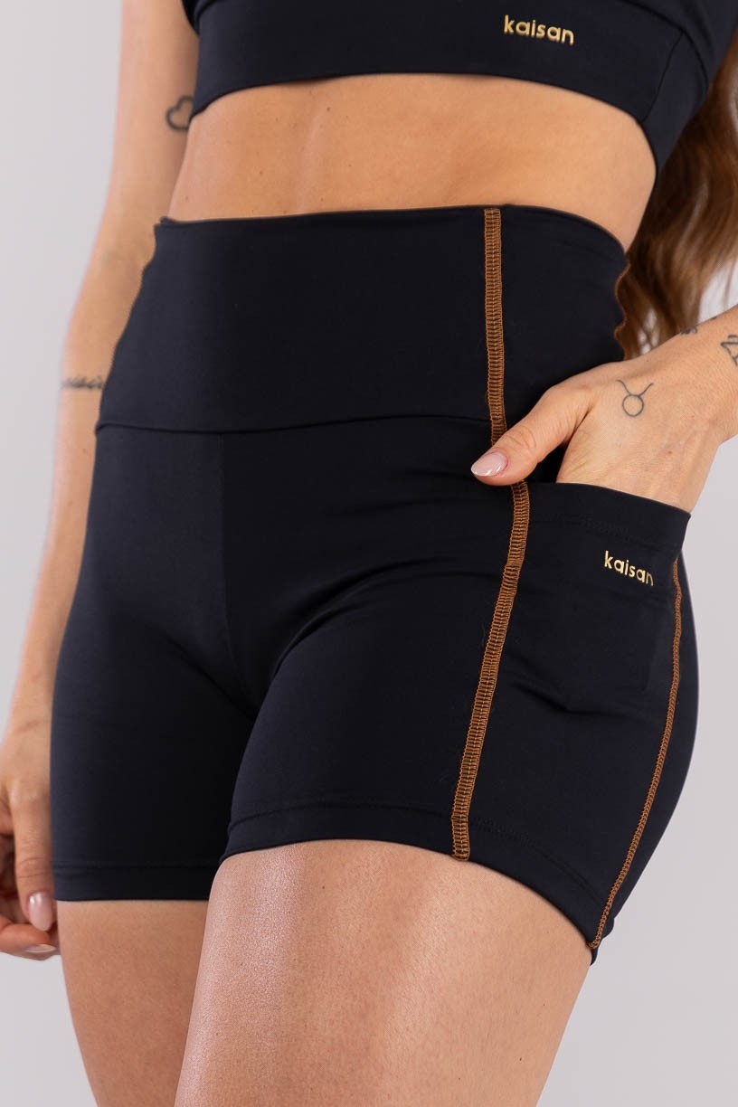 K4435-A_Short_com_Bolsos_e_Cobertura_Contrastante_Preto__Ref:_K4435-A
