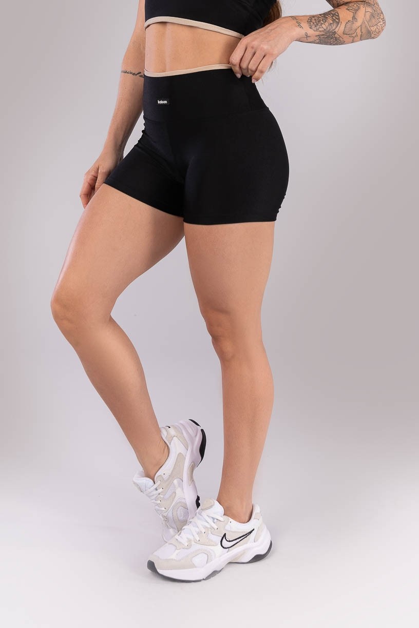 K4437-A_Short_com_Vira_no_Cos_Preto__Bege__Ref:_K4437-A