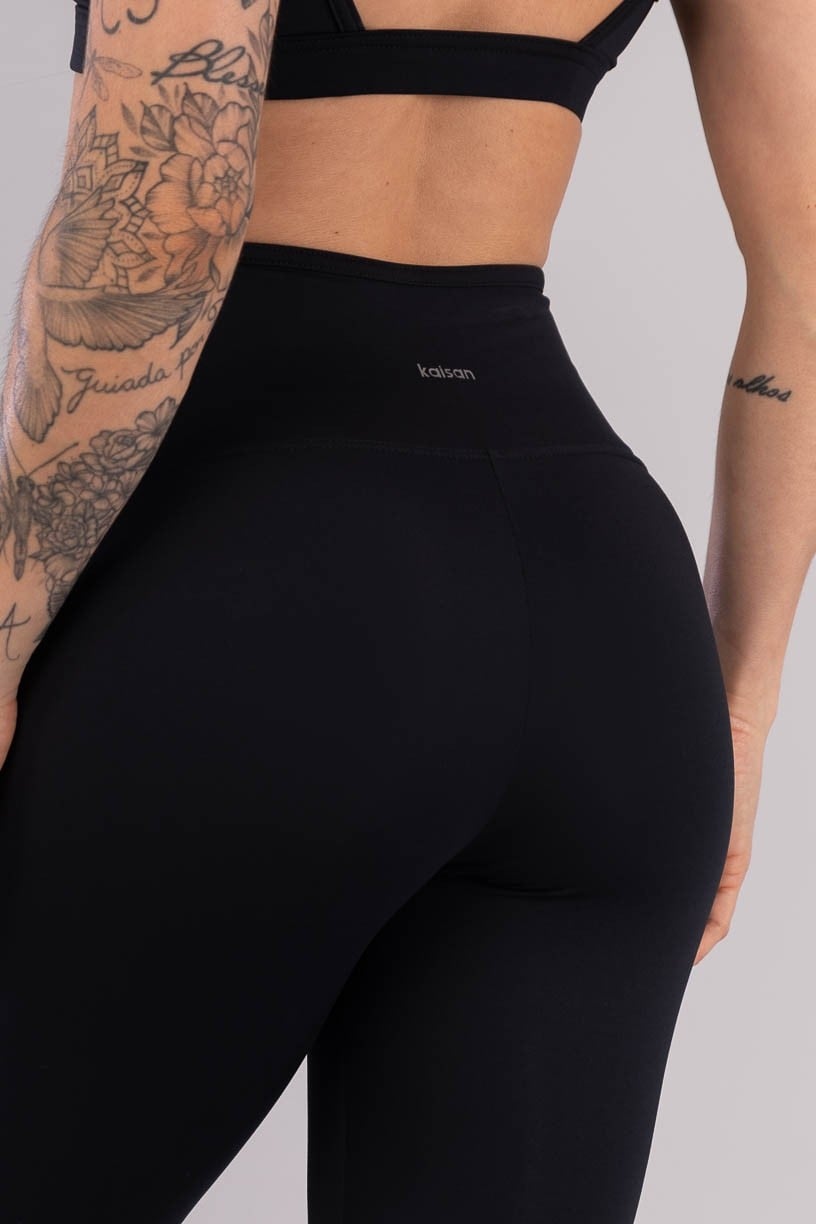 K4445-A_Calca_Legging_com_Recortes_e_Vies_Na_Cintura_Preto__Ref:_K4445-A