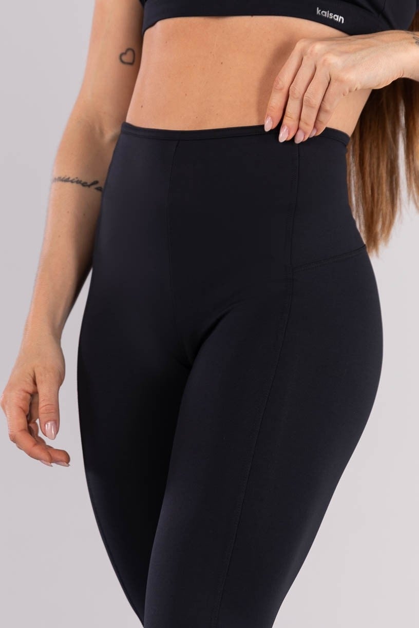K4445-A_Calca_Legging_com_Recortes_e_Vies_Na_Cintura_Preto__Ref:_K4445-A