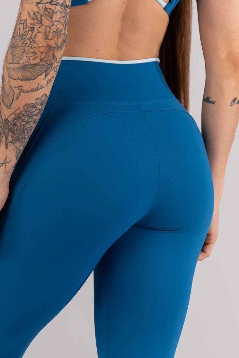 K4451-A_Calca_Legging_com_Recortes_e_Cos_de_Vira_Contrastante_Azul_Marine__Azul_Bebe__Ref:_K4451-A