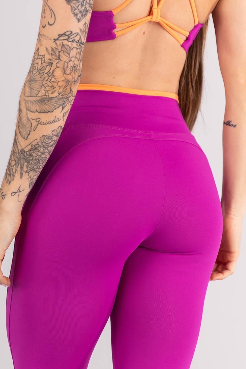 K4451-C_Calca_Legging_com_Recortes_e_Cos_de_Vira_Contrastante_Roxo__Laranja_Claro__Ref:_K4451-C