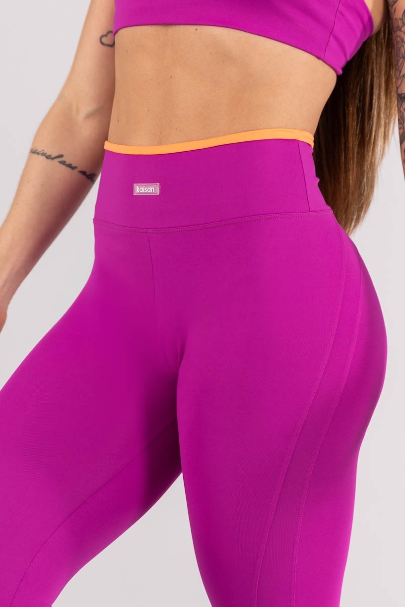 K4451-C_Calca_Legging_com_Recortes_e_Cos_de_Vira_Contrastante_Roxo__Laranja_Claro__Ref:_K4451-C