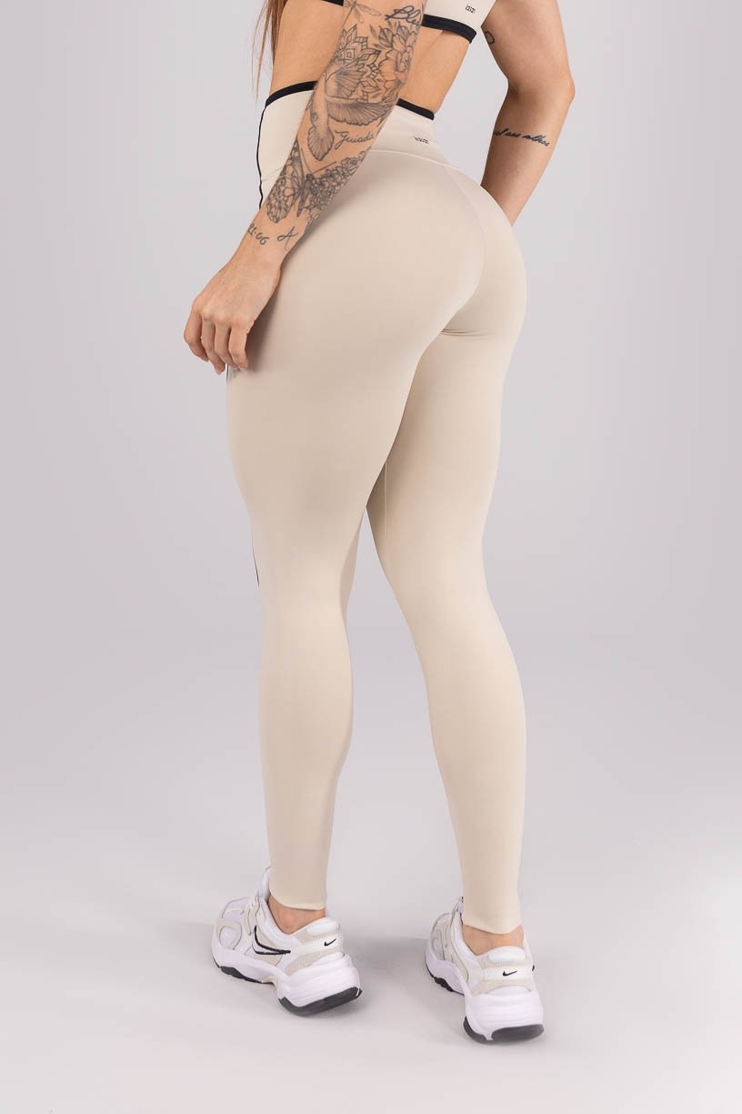 K4454-A_Calca_Legging_com_Vivo_e_Vies_Contrastante_Bege__Preto__Ref:_K4454-A
