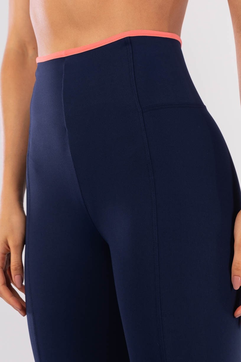 K4515-A_Calca_Legging_com_Recortes_e_Vies_na_Cintura_Azul_Marinho__Aquarela__Ref:_K4515-A