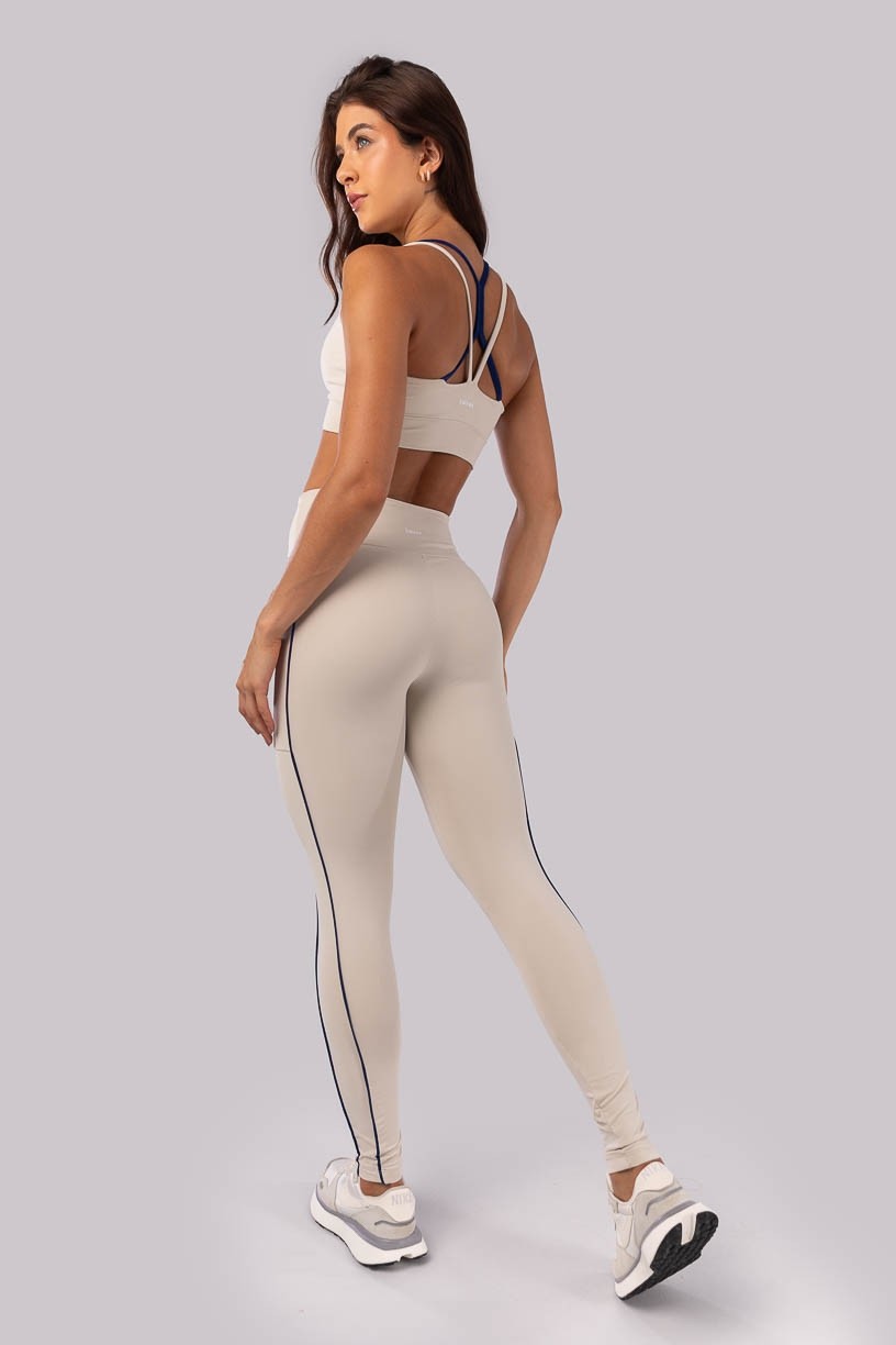 K4530-A_Calca_Legging_com_Bolsos_e_Vivos_em_Mix_de_Tecidos_Bege__Azul_Marinho__Ref:_K4530-A