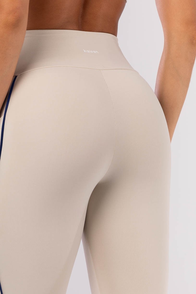 K4530-A_Calca_Legging_com_Bolsos_e_Vivos_em_Mix_de_Tecidos_Bege__Azul_Marinho__Ref:_K4530-A