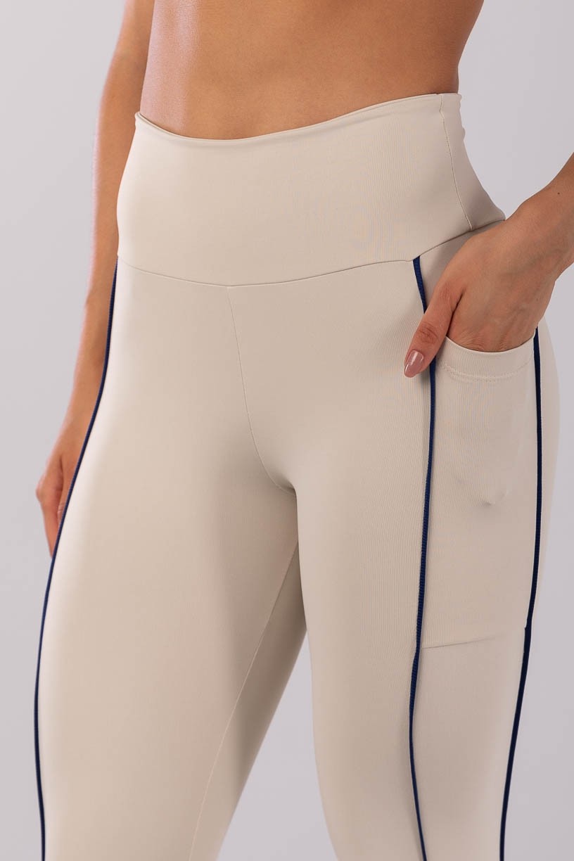 K4530-A_Calca_Legging_com_Bolsos_e_Vivos_em_Mix_de_Tecidos_Bege__Azul_Marinho__Ref:_K4530-A